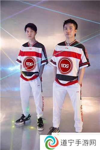 明凯与田野携手多位选手成李宁产品代言人